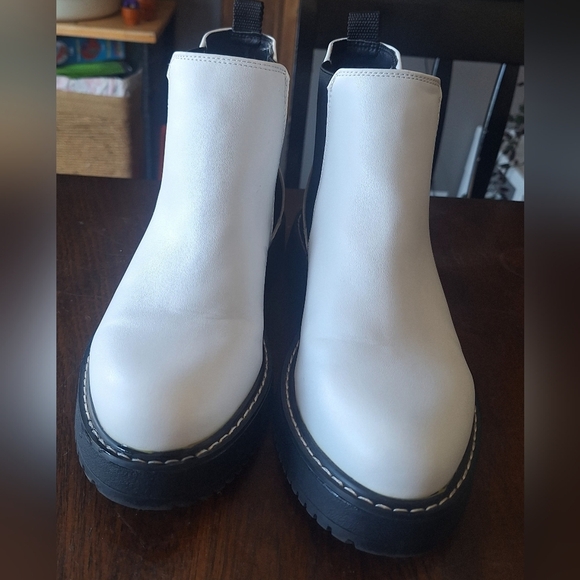 Madden Girl 7.5 White Chelsea Boots - Picture 2 of 5